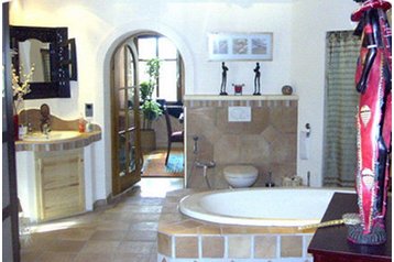 Germania Privát Uehlfeld, Esterno